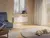 Elradiatorn Wallflex 600 Wifi på väggen i en stuga, vinterlandskap utanför och en hund på golvet