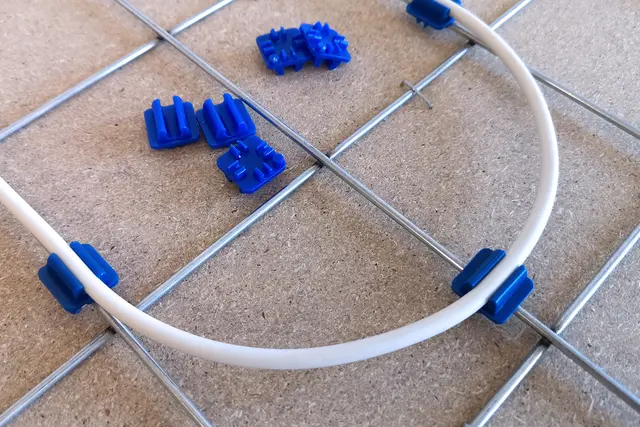 Cableflex 6 montering med Cableclip 4 på nät